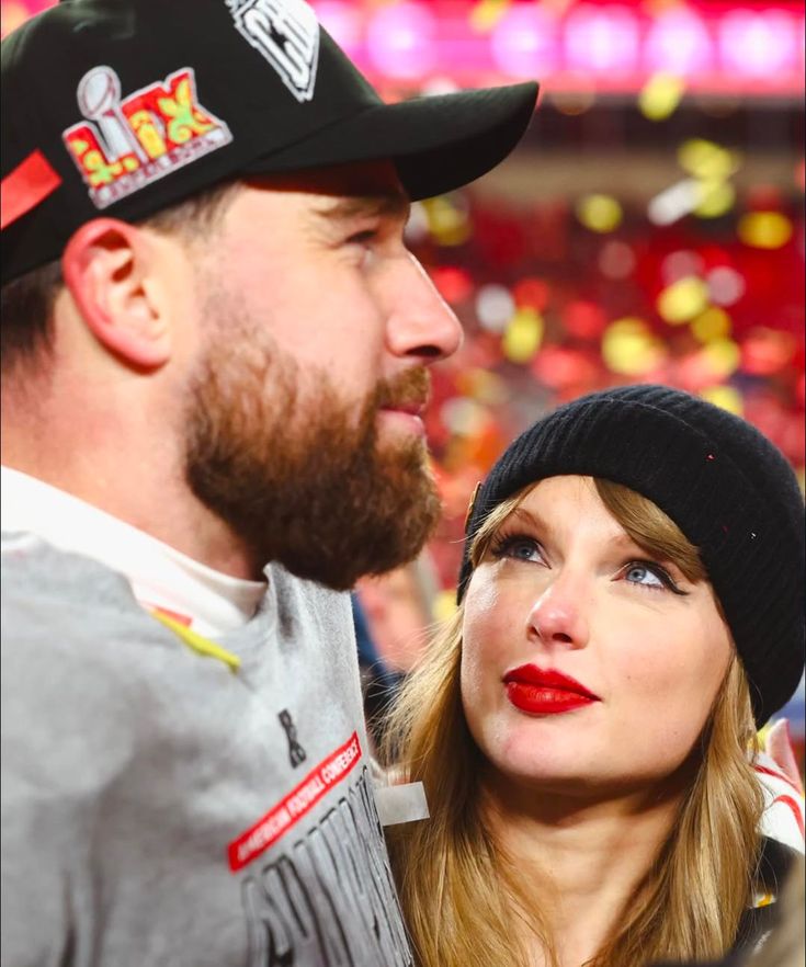 taylor swift and travis kelce posing